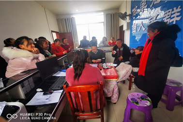 公司基地工人領(lǐng)取工資